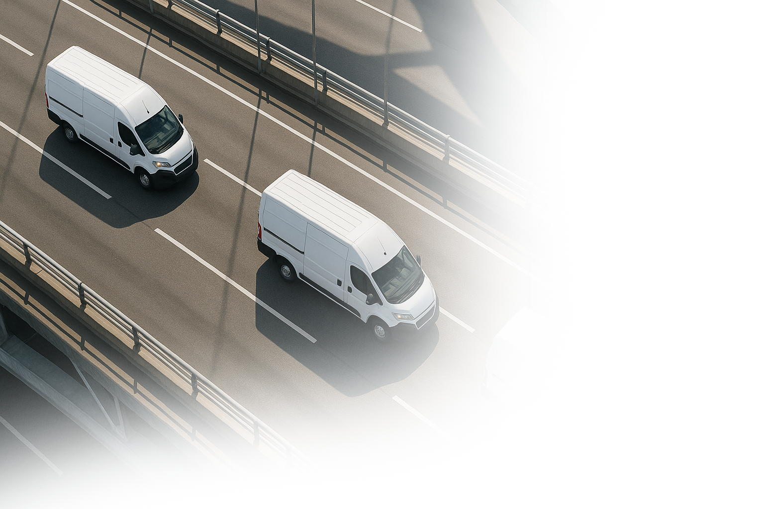 Drei weiße Lieferwagen fahren auf einer Autobahnbrücke, ideal für GPS Ortung und Fahrzeugortungslösungen.